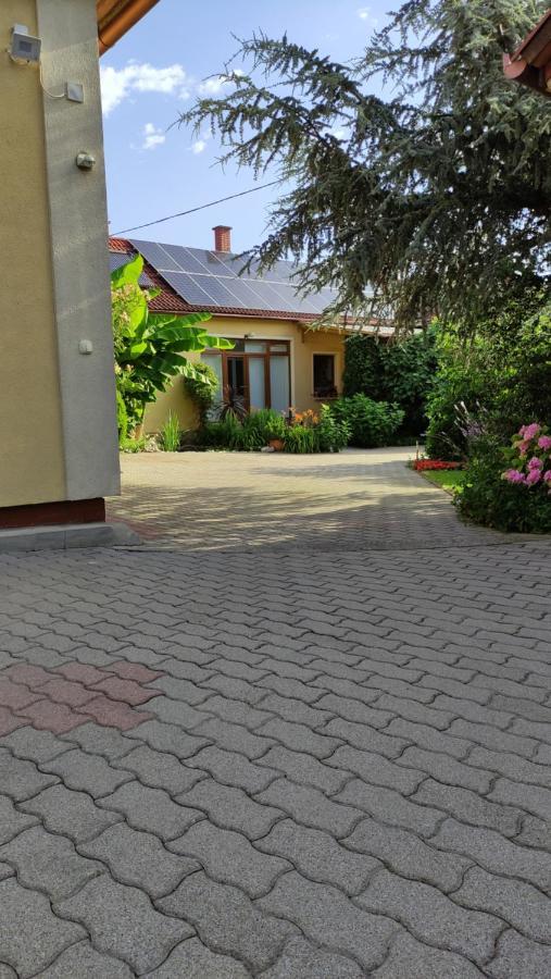 Отель Eckhardt Vendeghaz Виллань Экстерьер фото